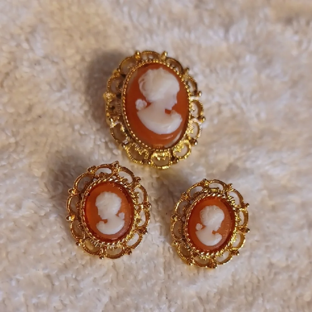 Elegant Gold Cameo Jewelry Set Earings, Brooch